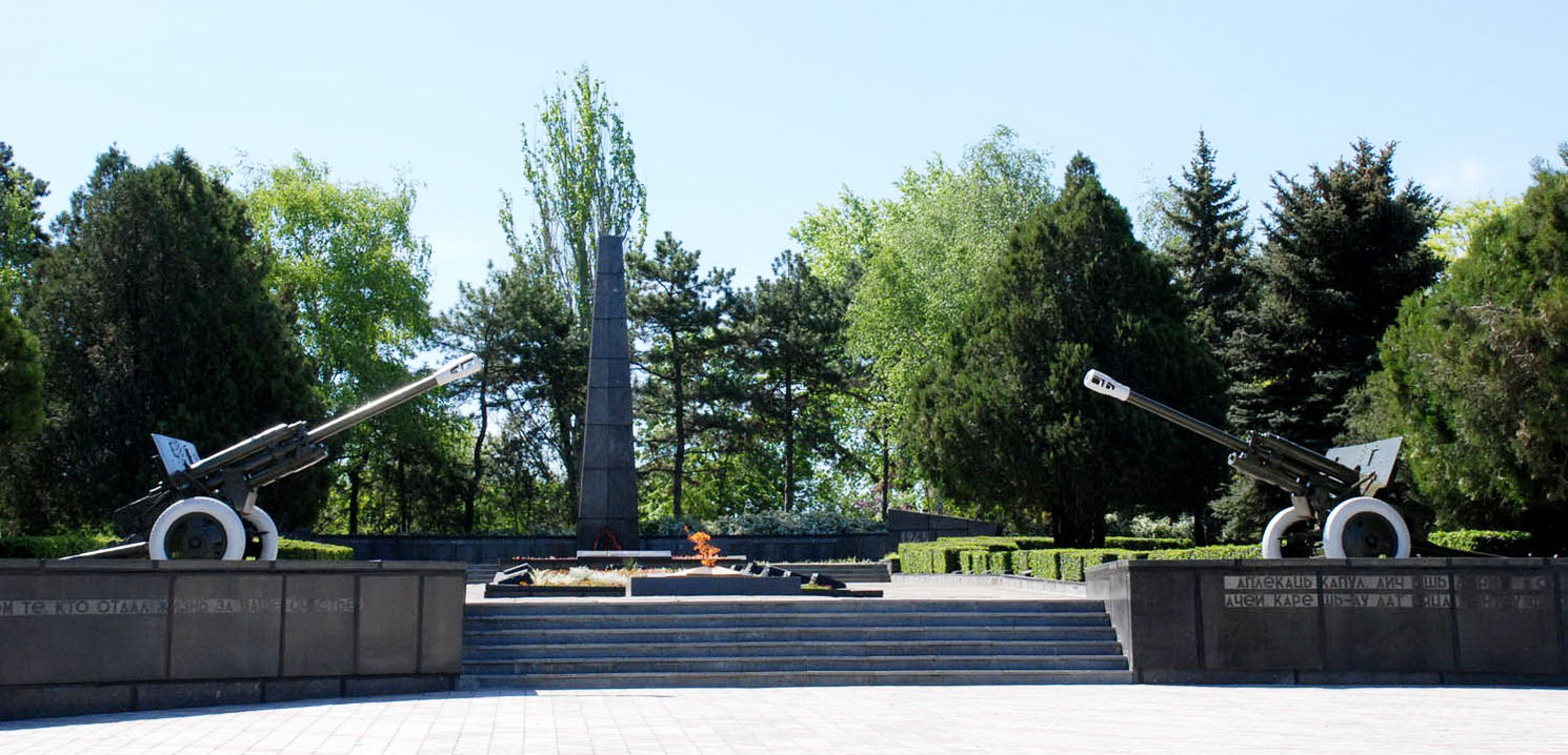 Мемориал Воинской Славы (Братские могилы).
Первые захоронения советских воинов, погибших за освобождение г. Бендеры от немецко-румынских фашистских захватчиков, состоялись в августе 1944 года. В конце 40-х годов по решению городских властей сюда, на Братские могилы перенесли останки воинов, захороненных в других частях города. 