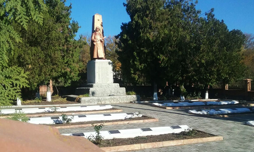 Братская могила, пос. Карманово