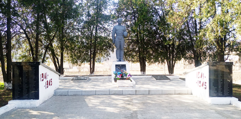 Братская могила советских воинов и памятник односельчанам, погибшим в годы Великой Отечественной войны 1941-1945 годов