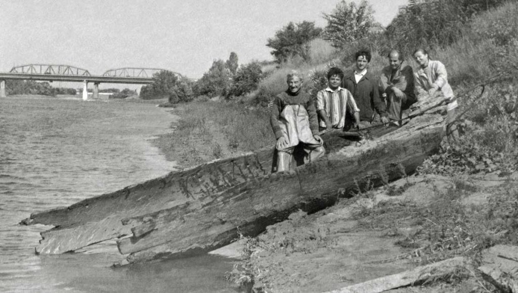 Археологическа находка (челн) на берегу Днестра у Бендер. 1970 е гг