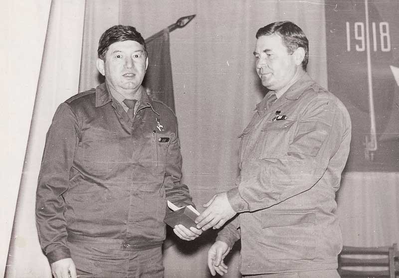 Командир войсковой части 44316 полковник В. Архипов вручает награду старшему прапорщику М. Мукашову. Чернобыль, 1988 г.