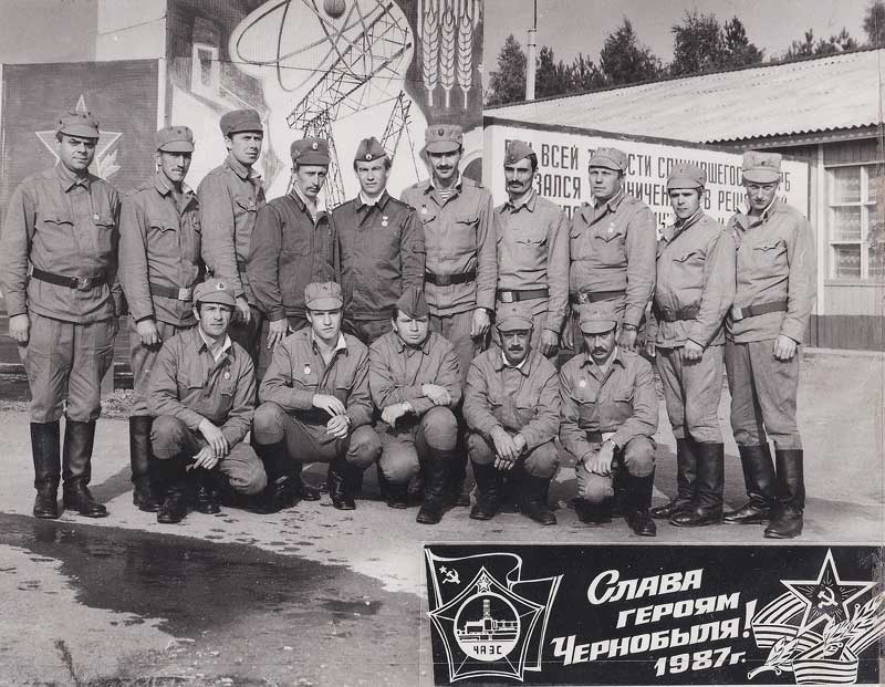 Группа ликвидаторов на Чернобыльской АЭС. Фото из архива Д.И. Перепелкина. 1987 г