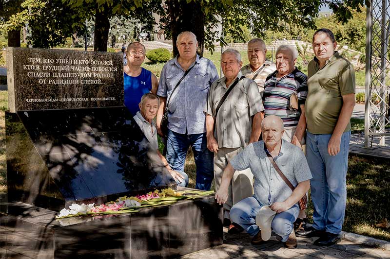 У памятного знака Ликвидаторам аварии на Чернобыльской АЭС, г. Бендеры